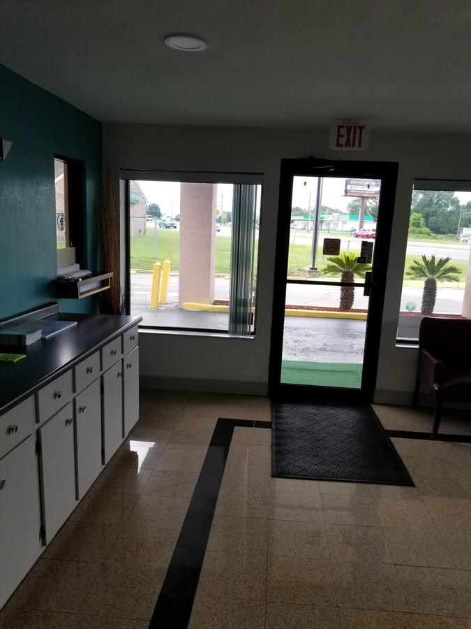 Executive Inn Ferry Pass Exterior photo