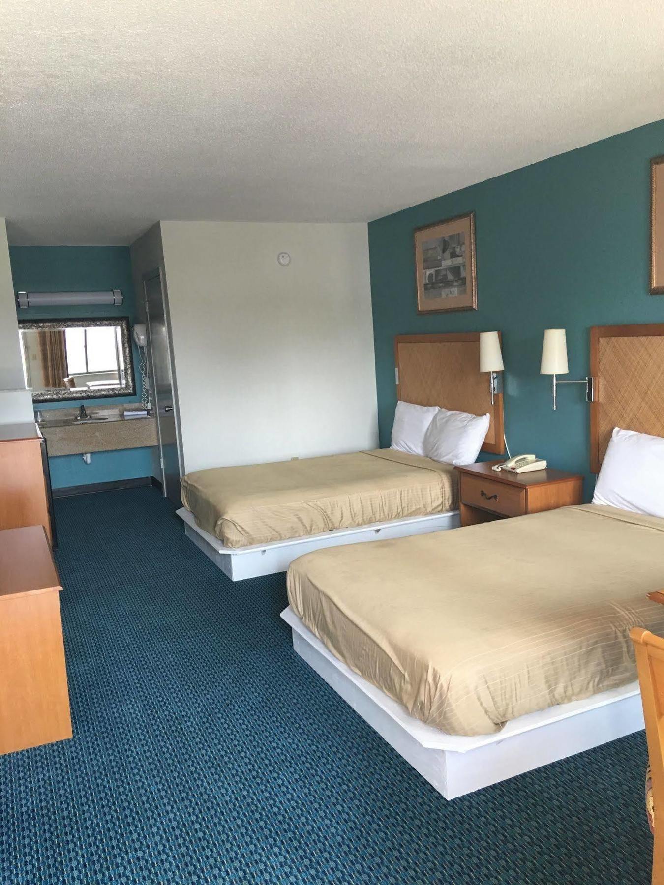 Executive Inn Ferry Pass Exterior photo